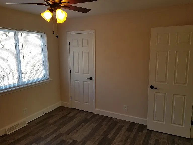405 Collinsville Rd — Photo 9