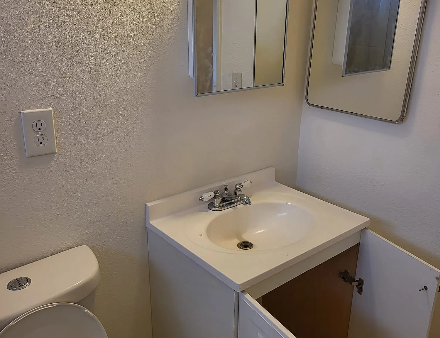 2 bed, 1.5 bath, 2400 sqft, $3,000 — Photo 3