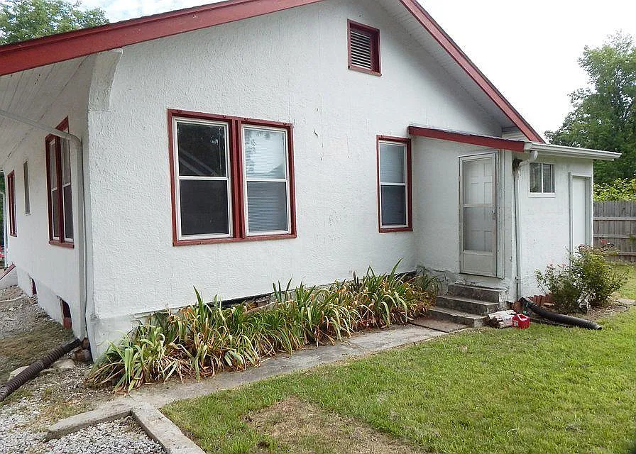 3 bed, 1.0 bath, 1008 sqft, $1,700 — Photo 3