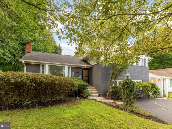 5910 Greentree Rd, Bethesda, MD 20817