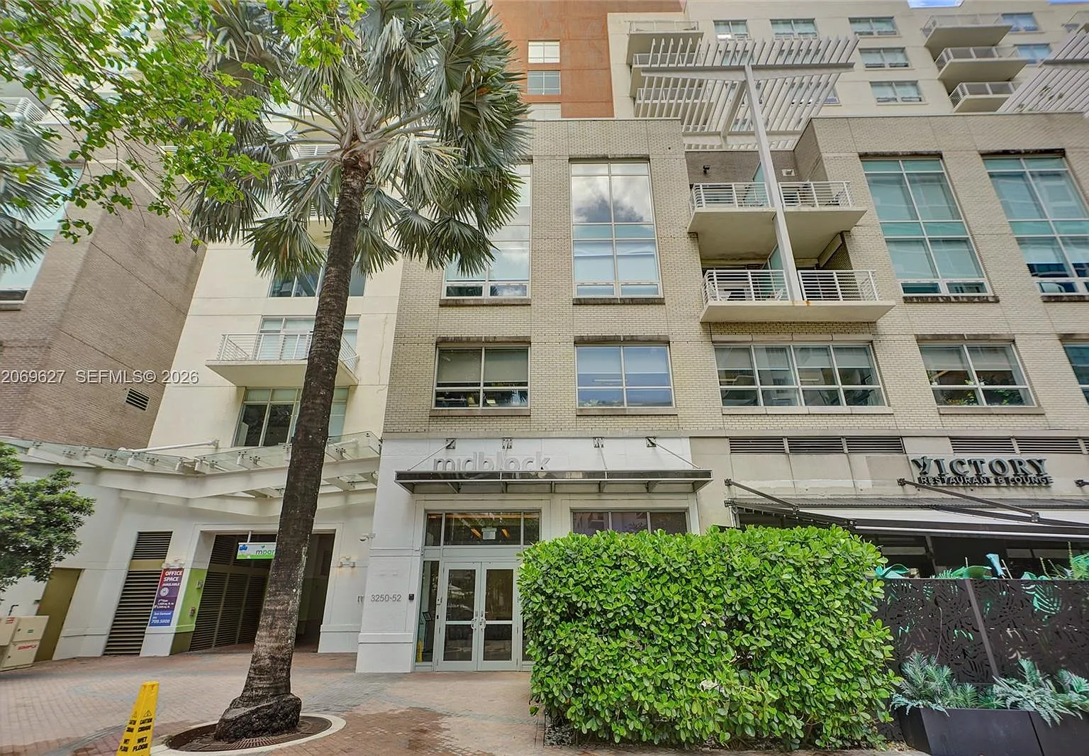 Midblock Miami Condo — Photo 1