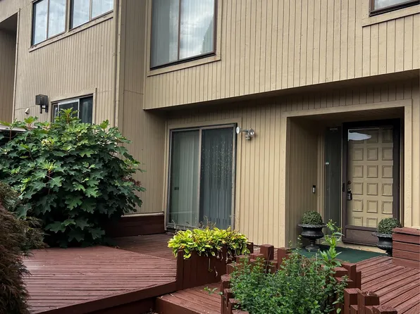 7320 Balsam Ct, West Bloomfield, MI 48322