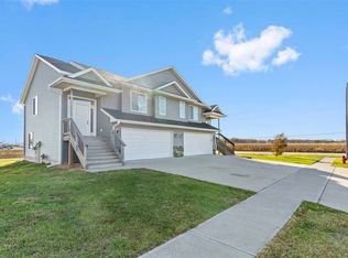 333 Old Oak Rdg, Hills, IA 52235