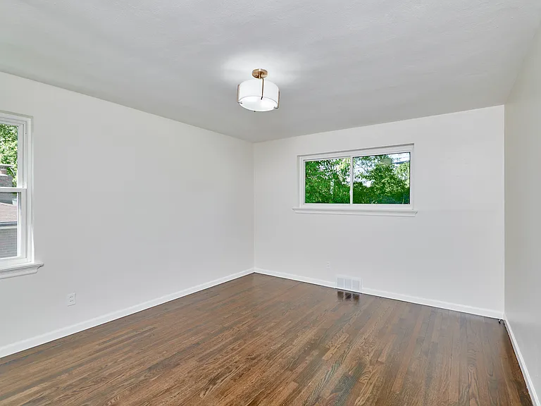 923 Swarthmore Ln — Photo 9
