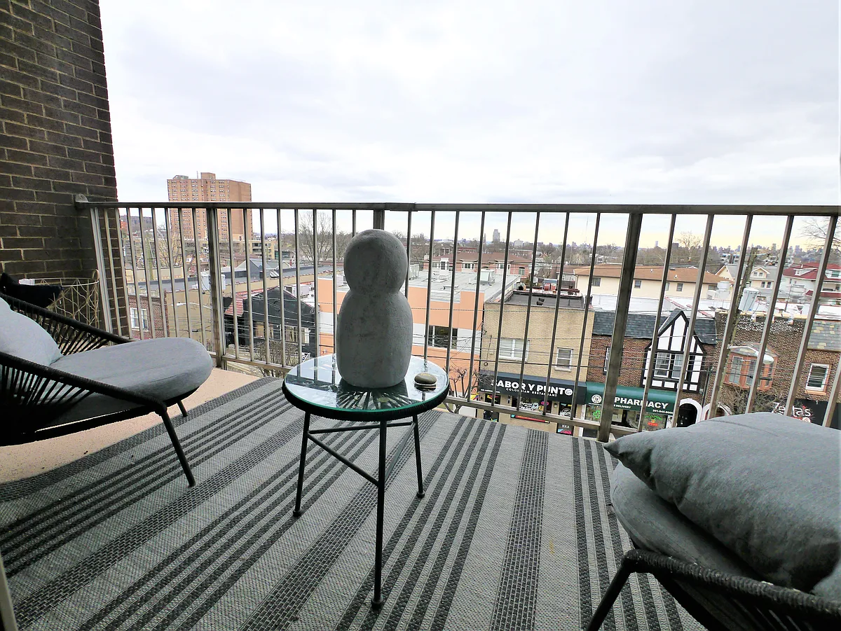 Building Photo - 515 Anderson Ave #5C