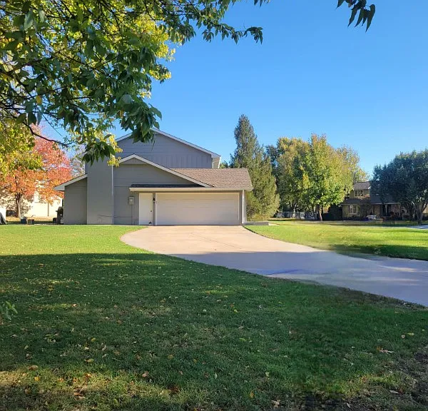 14810 E Castle Dr — Photo 2