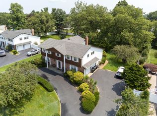 8 Stonehenge Ln, East Northport, NY 11731