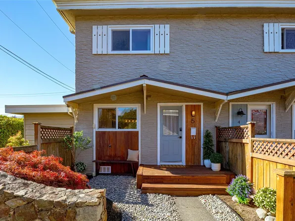 10145 3rd St #5, Sidney, BC V8L 3B5