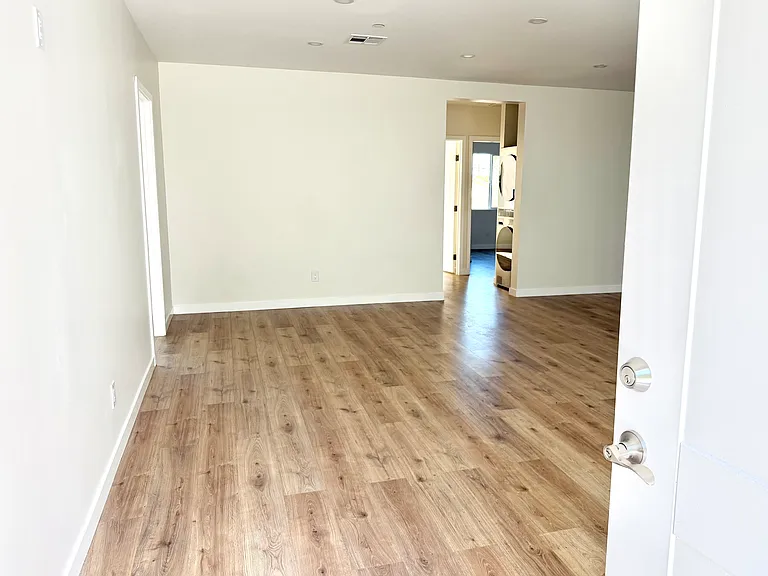 10639 Whitegate Ave — Photo 1