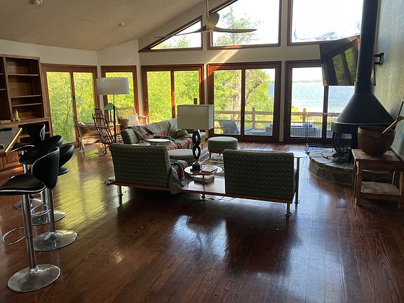 2nd image of 545 Lakeview Dr