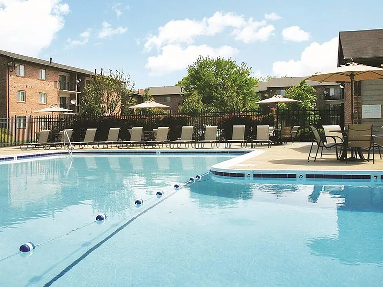 The Manor/The Manor East Apartments — Photo 9