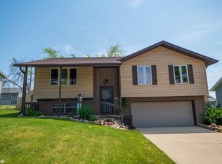 2006 Blossom Ln, Marshalltown, IA 50158