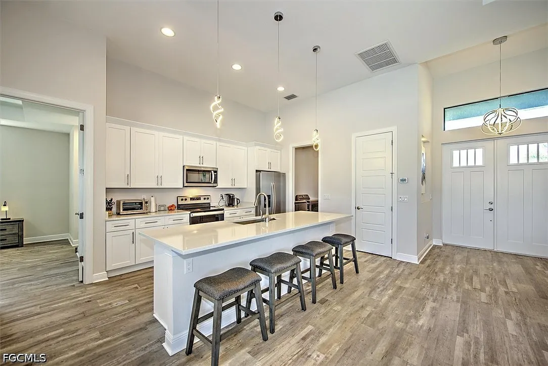 4 bed, 3.0 bath, 2010 sqft, $3,700 — Photo 4
