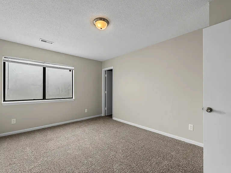 Central Oaks Apartments — Photo 9