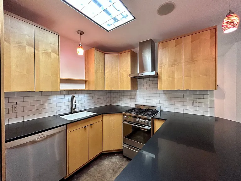 1718 Giles St — Photo 9