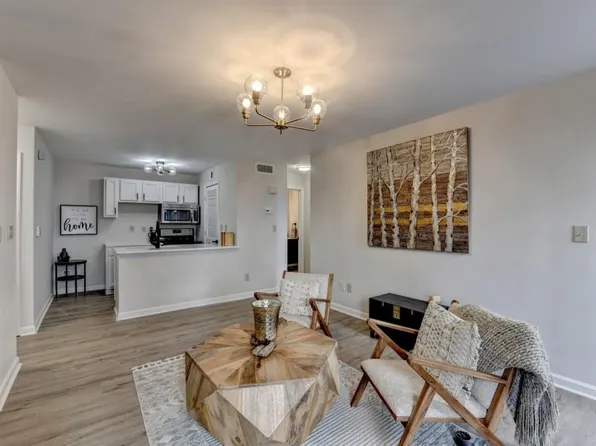 402 Granville Ct, Sandy Springs, GA 30328