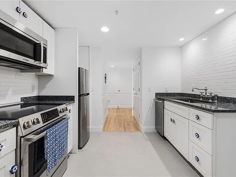 53 Conanicus Ave #3A — Photo 26