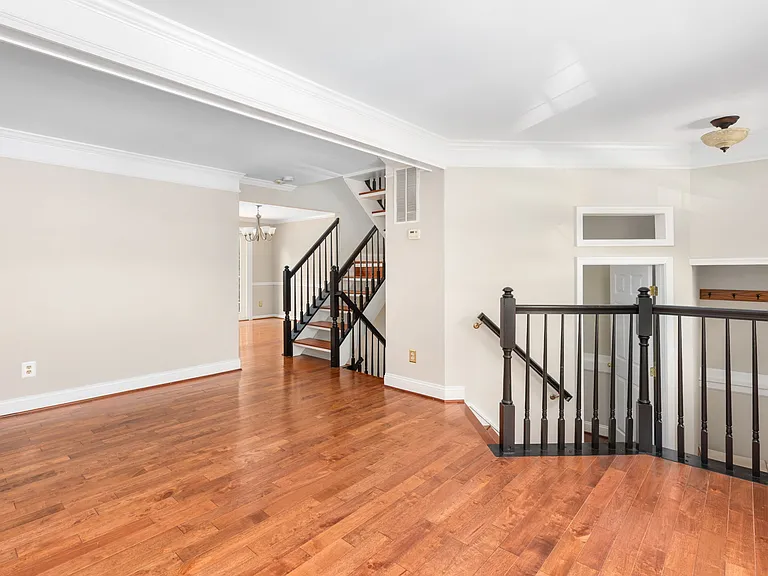 12894 Effingham Ct — Photo 6
