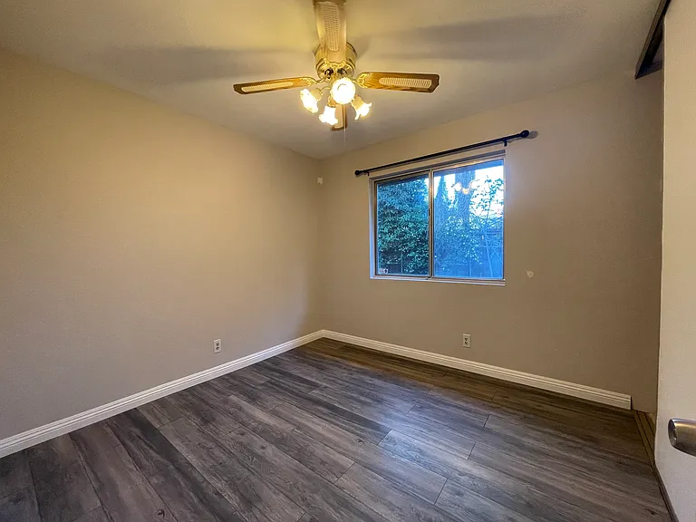 1868 W Phillips Dr — Photo 11