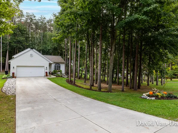 805 Shepard Dr SE, Lowell, MI 49331