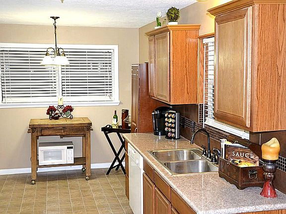 Another view of this great kitchen