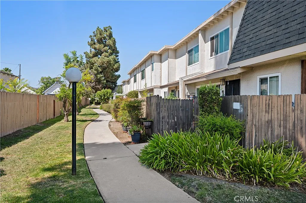 2 bed, 1.5 bath, 1064 sqft, $3,250 — Photo 2