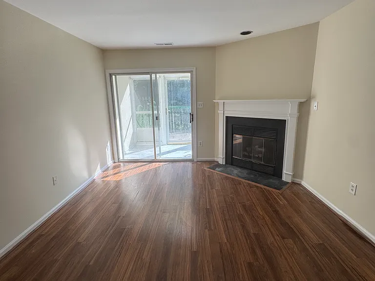 910 James Ct — Photo 5