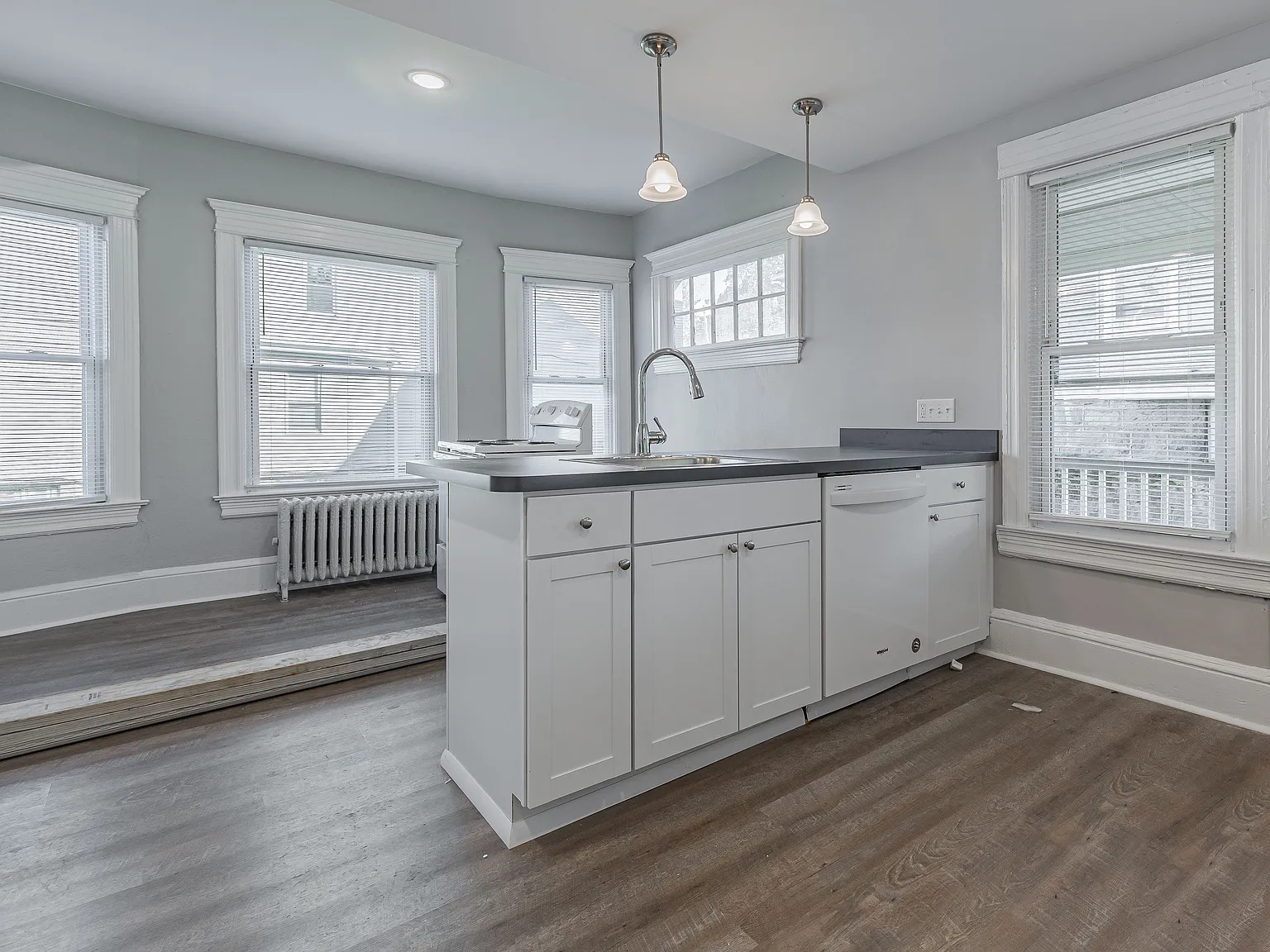 5 bed, 1.5 bath, 1900 sqft, $2,500 — Photo 2