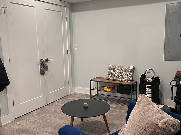 3rd image of 186 W Oxford St