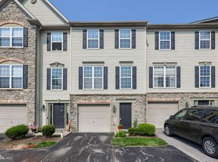 2762 Hunters Crest Dr, York, PA 17402