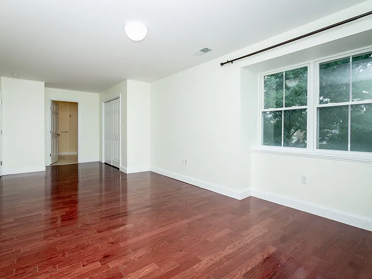 120 Wyllis Ave #319 — Photo 4