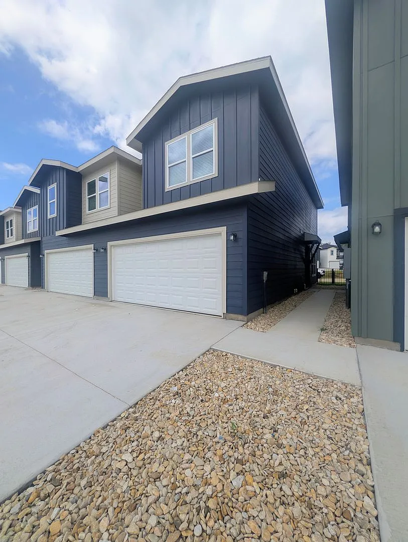 Brand New Duplex in New East Parks Community — Photo 2