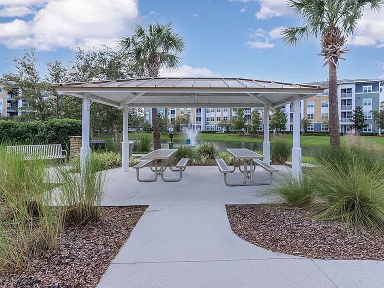 Sola South Lux Apartments — Photo 14