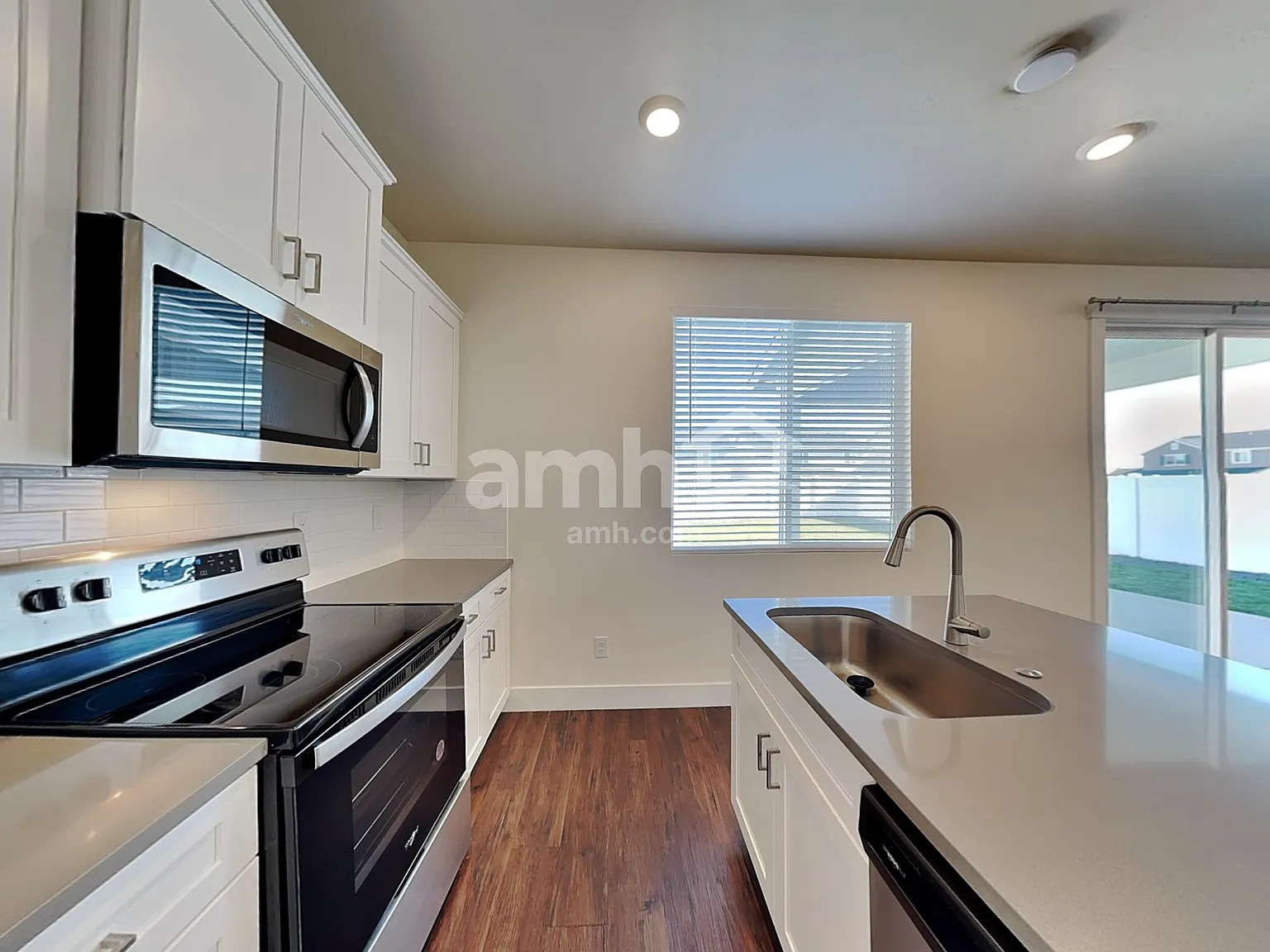 3 bed, 2.5 bath, 1860 sqft, $2,440 — Photo 4
