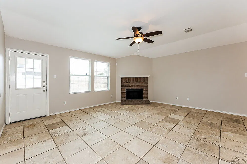 3 bed, 2.0 bath, 1889 sqft, $2,190 — Photo 4