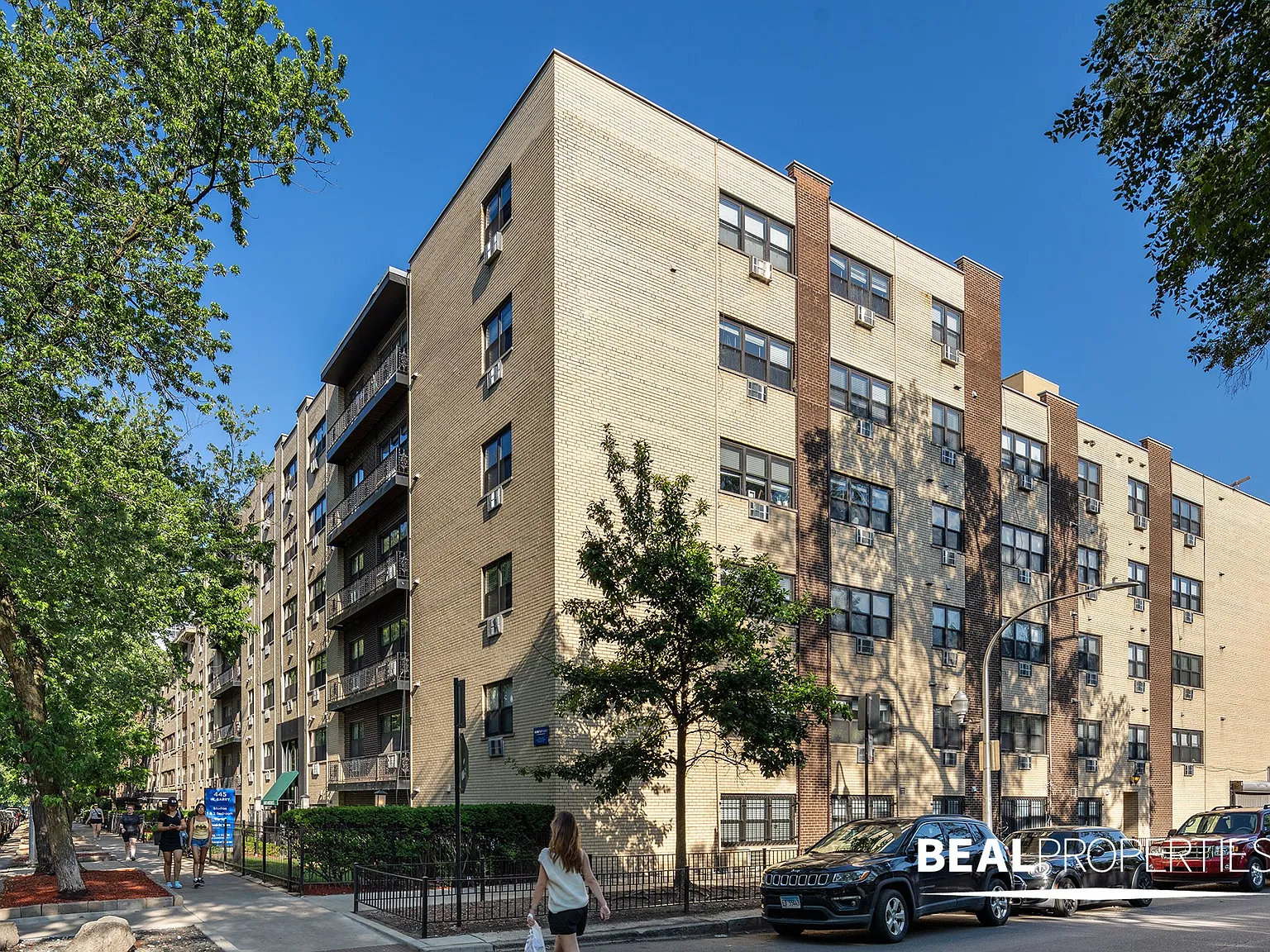 445 W Barry — Photo 1