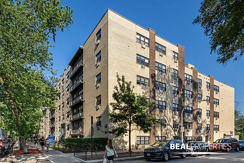 445 W Barry Photo 1