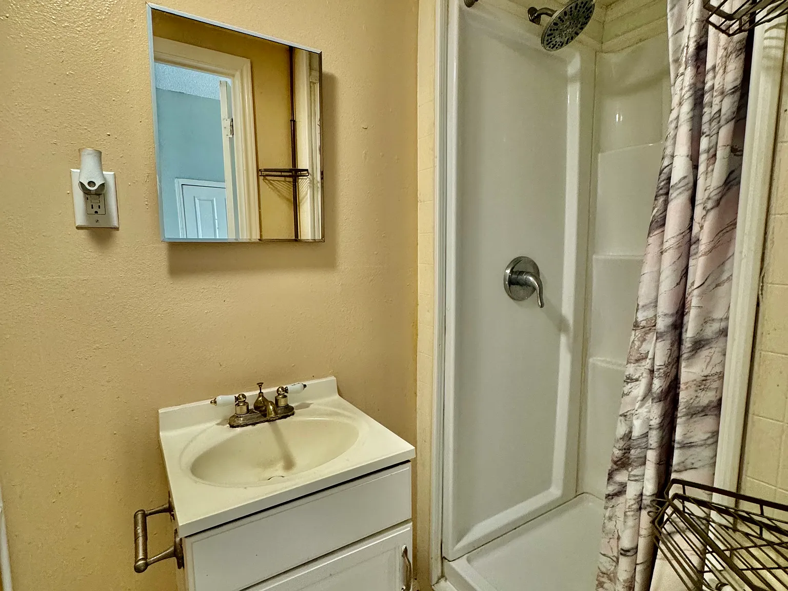6 bed, 3.5 bath, 4800 sqft, $725 — Photo 4