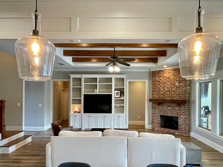 512 Linden Cir — Photo 1