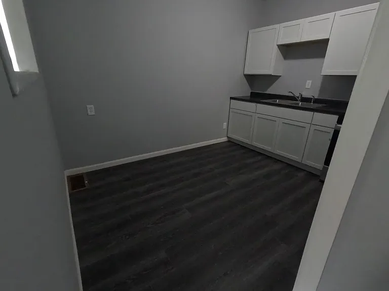 724 E Lawrence St — Photo 5