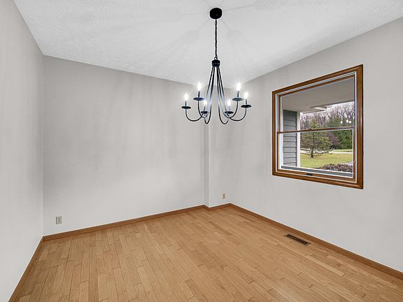 4th image of 692 Harvest Rd