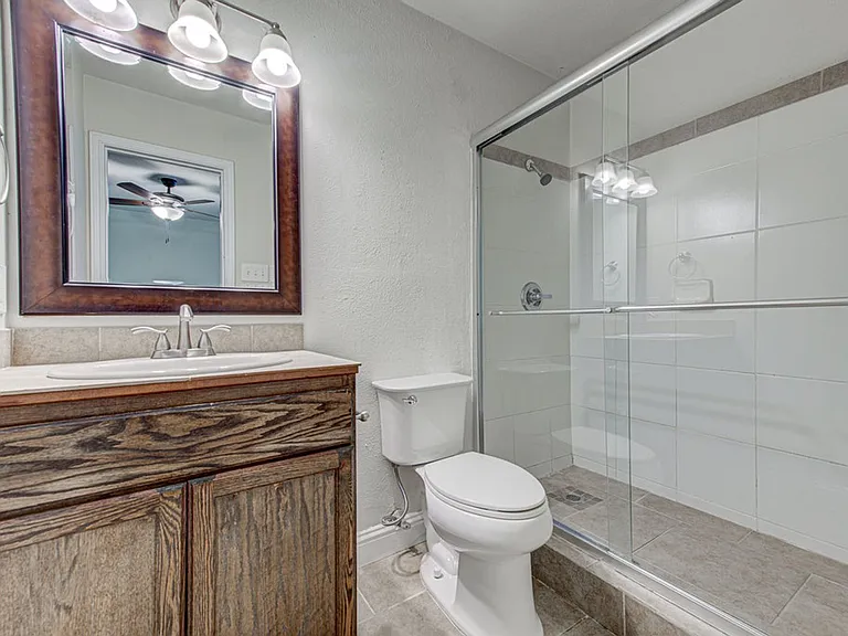 1711 Cricket Hollow Dr — Photo 12