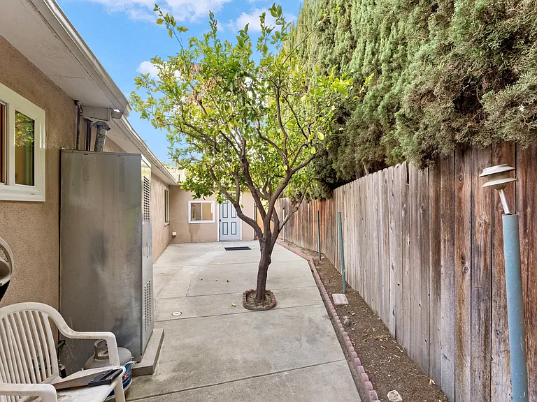 2423 San Pasqual St — Photo 10