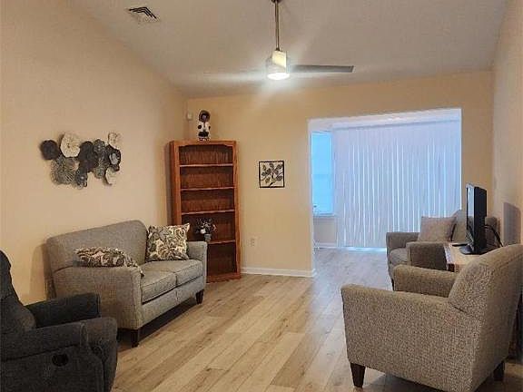 4th image of 2724 Harvest Dr W
