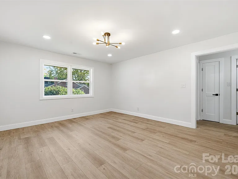 1320 Anderson St — Photo 4