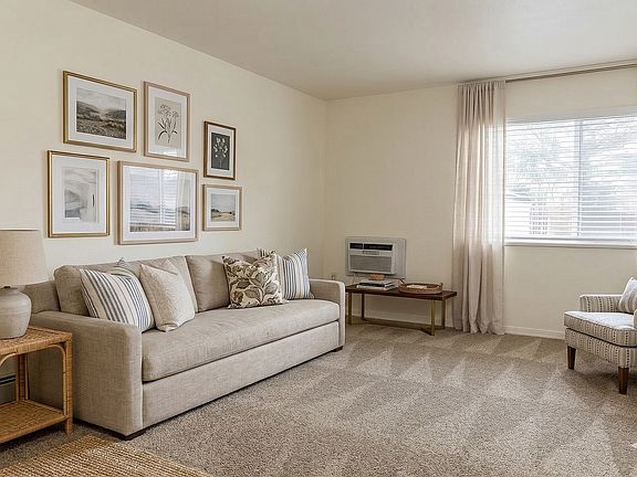 4th image of 3735 E La Salle St #32