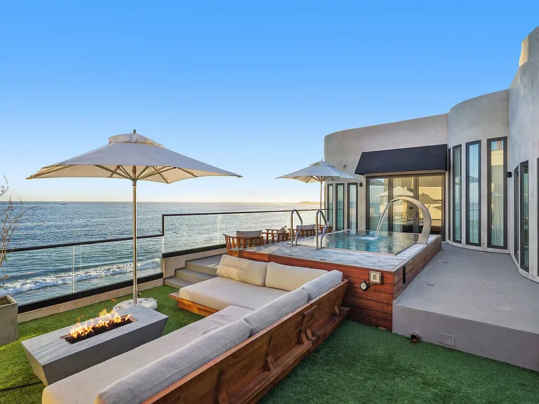 Unwind in your ocean-view hot tub under starlit Malibu skies.