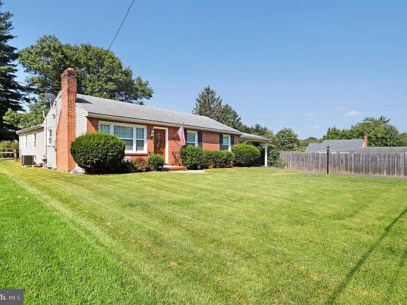3rd image of 9 Haywood Cir