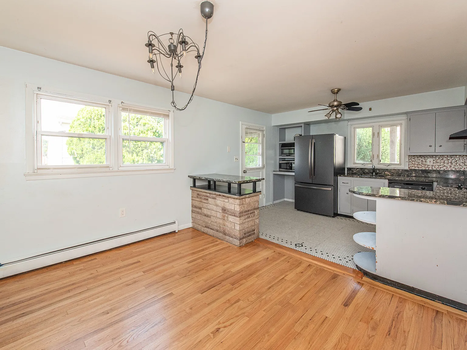 4 bed, 1352 sqft, $3,700 — Photo 3