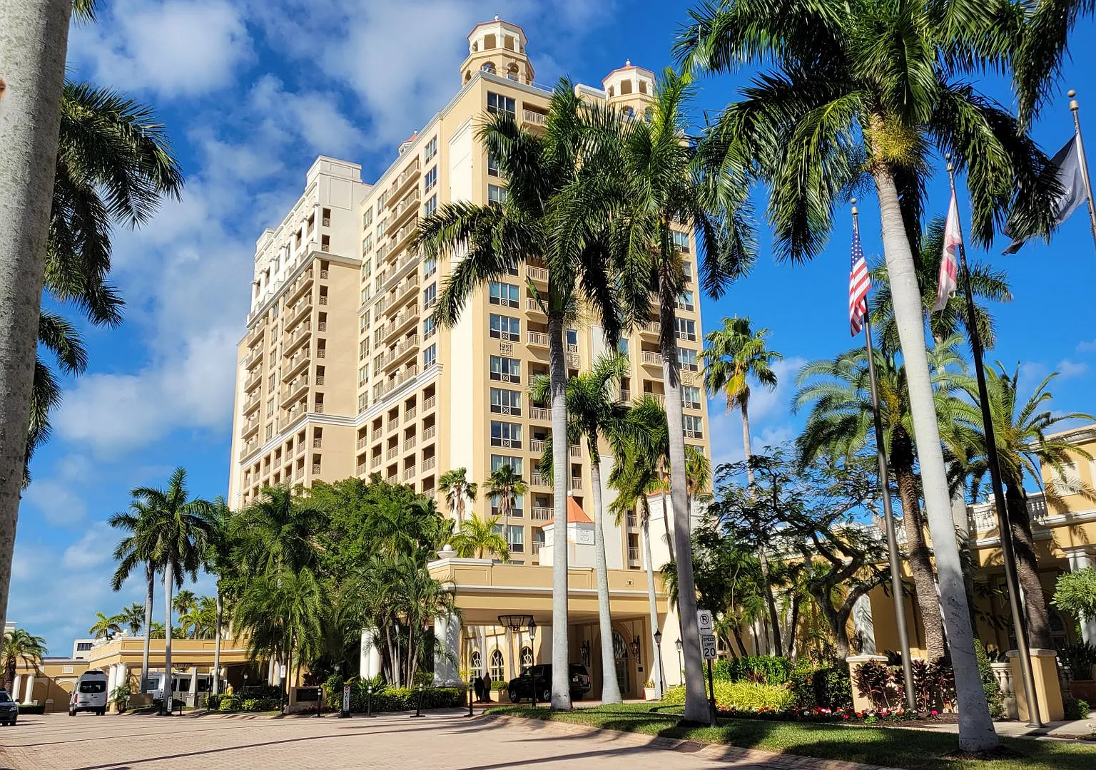 Seasonal/short term 3/2 renovated Ritz Carlton beauty with long water views — Photo 1